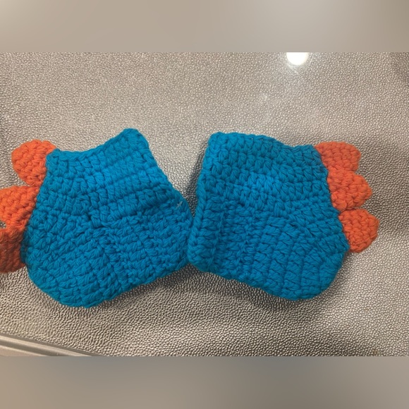 Crochet Dinosaur baby Hat n booties for baby - Picture 3 of 4